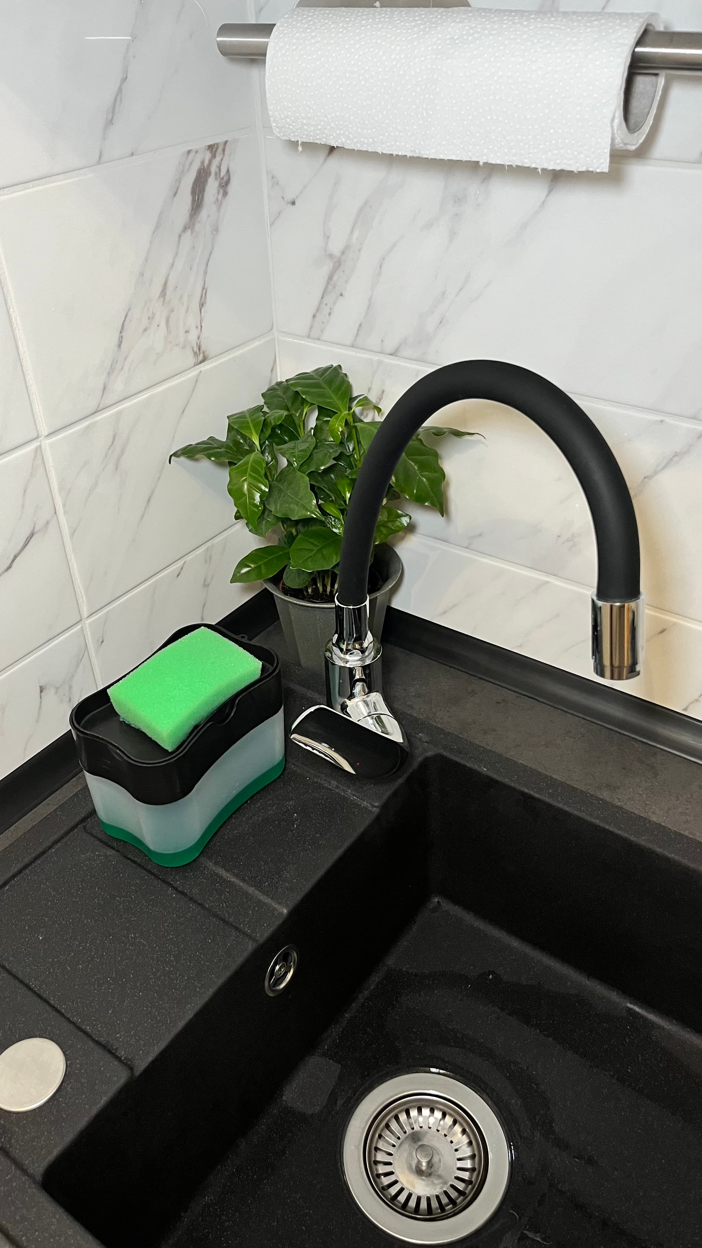 Solidny dozownik płynu do naczyń z zintegrowanym ociekaczem + gąbka GRATIS!