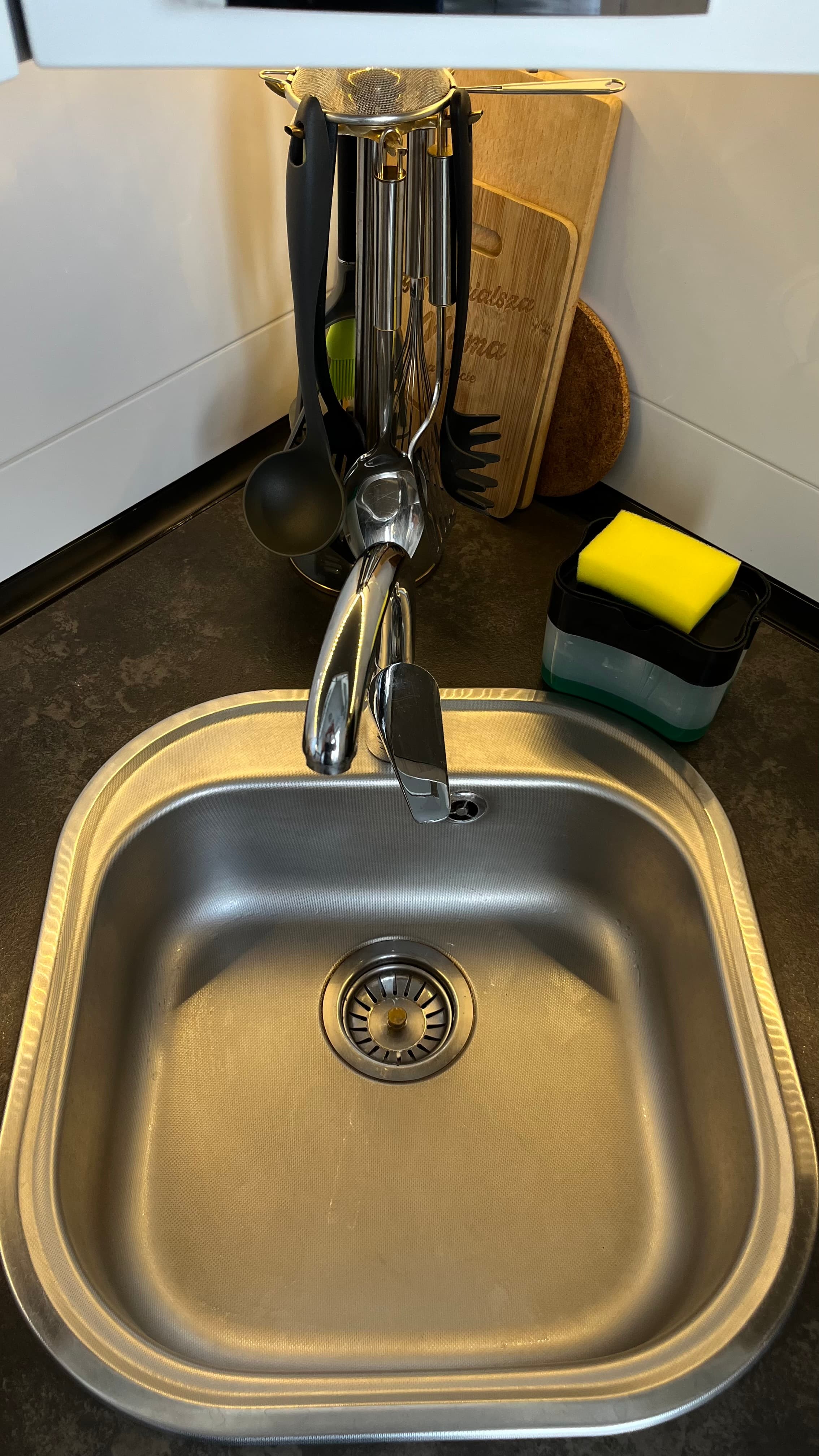 Solidny dozownik płynu do naczyń z zintegrowanym ociekaczem + gąbka GRATIS!