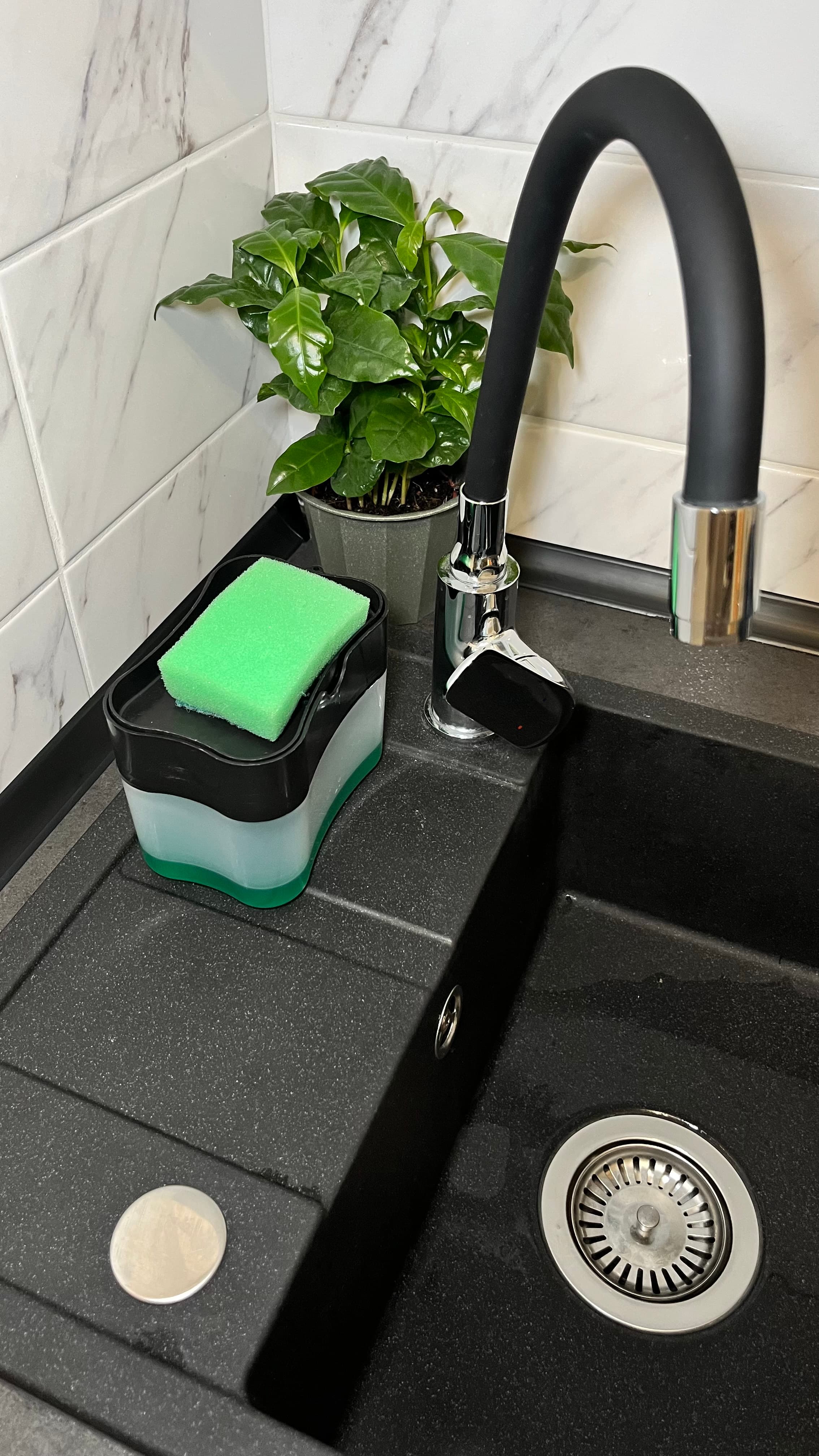 Solidny dozownik płynu do naczyń z zintegrowanym ociekaczem + gąbka GRATIS!